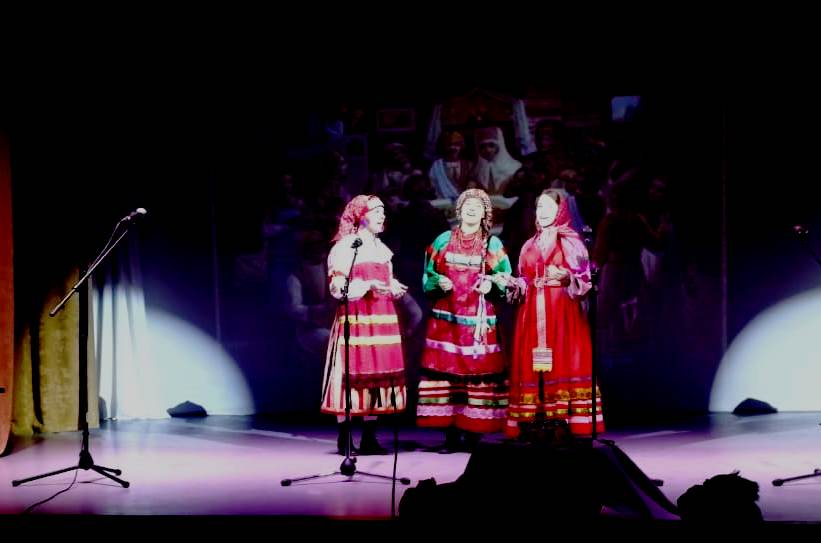 Солистки ансамбля «Пчёлка»: Алина Рычкова, Мария Белова, Ксения Житенёва