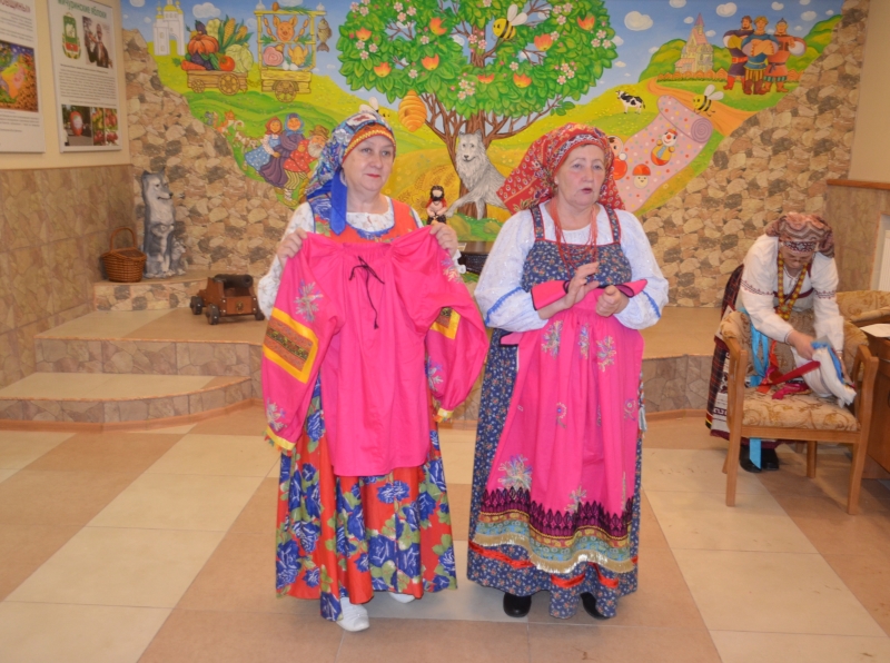 Любование проектом коллекции народных костюмов-образов клуба «Тамбовские сударыни»