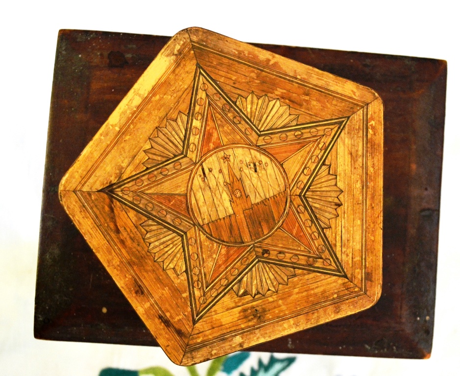 Фото 13. Сувенирная шкатулка с изображением победного солютаа в центре 5 ти конечной звезды 