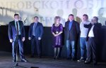 Александр Никитин награждает приглашенных гостей Почетными грамотами